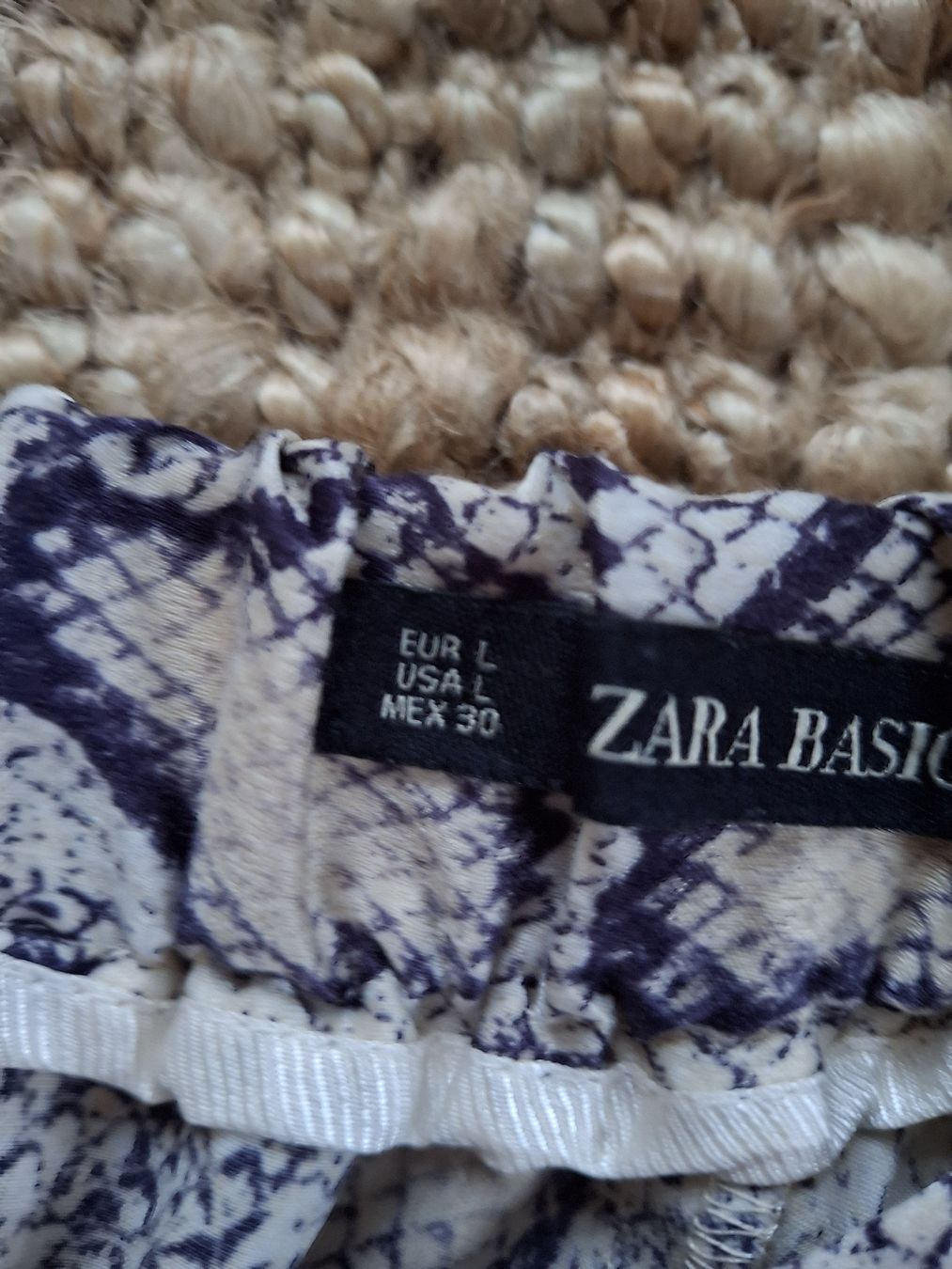 Zara Hosen: Pantalon Zara L imprimés python  – Gebraucht aus Lausanne von Cognitia 2