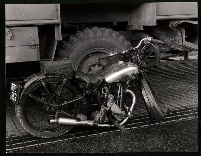 Fotografie & Manifesti: Fotografie kaputtes BSA Motorrad, mit fe – Usato da Berlin venduto da bartko-reher