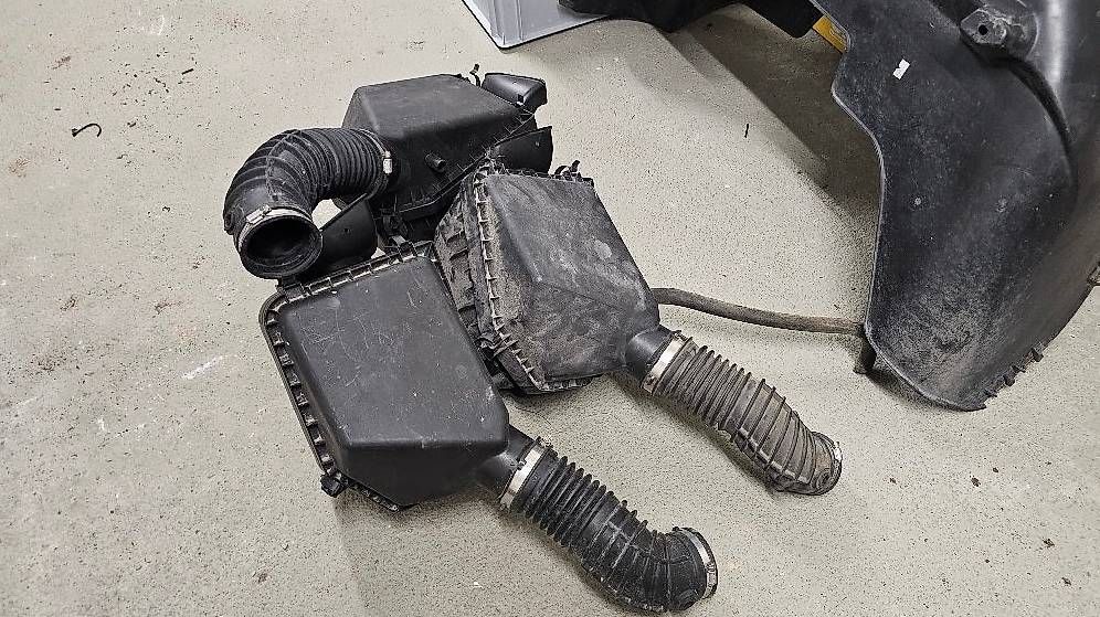 Jeep Alle Autoersatzteile: Luftfilter-Kasten Jeep Wrangler 3.8L V6 – Gebraucht aus Bergdietikon von Calonder_Parts_GmbH 1