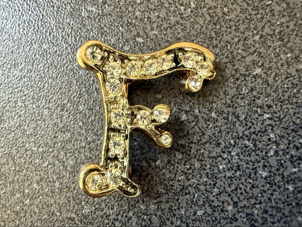 Spille & Fermagli: Vintage-Brosche mit Initiale F goldfarben mit Strass. – Usato da Lamone venduto da LaCantinaMagica
