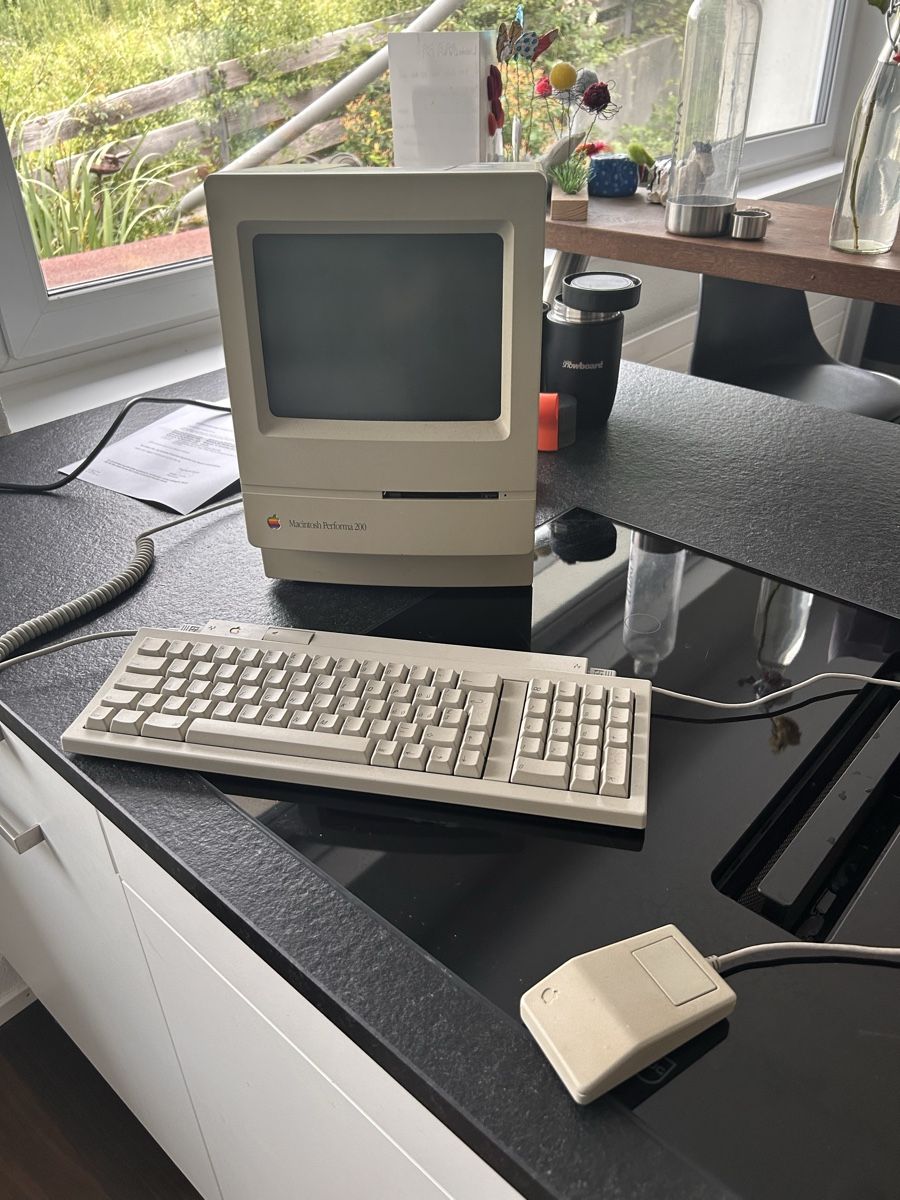 Apple PCs: Apple Macintosh Performa 200 Computer mit Tastatur und Maus – Defekt aus Chur von Kingkong79