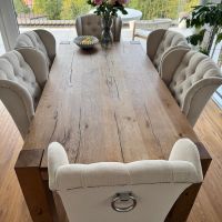 Schöner Tisch und Stühle