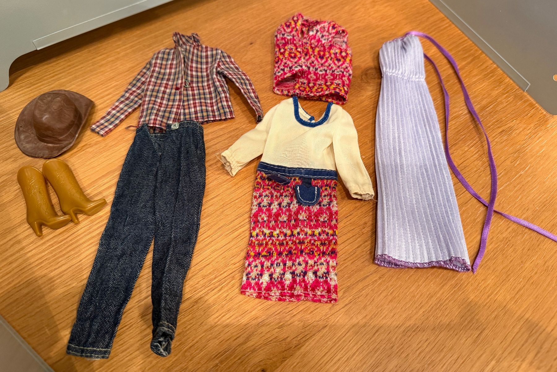 Bambole: 5 Outfits Barbie 70/80ger – Usato da Embrach venduto da Lieblingszeugs