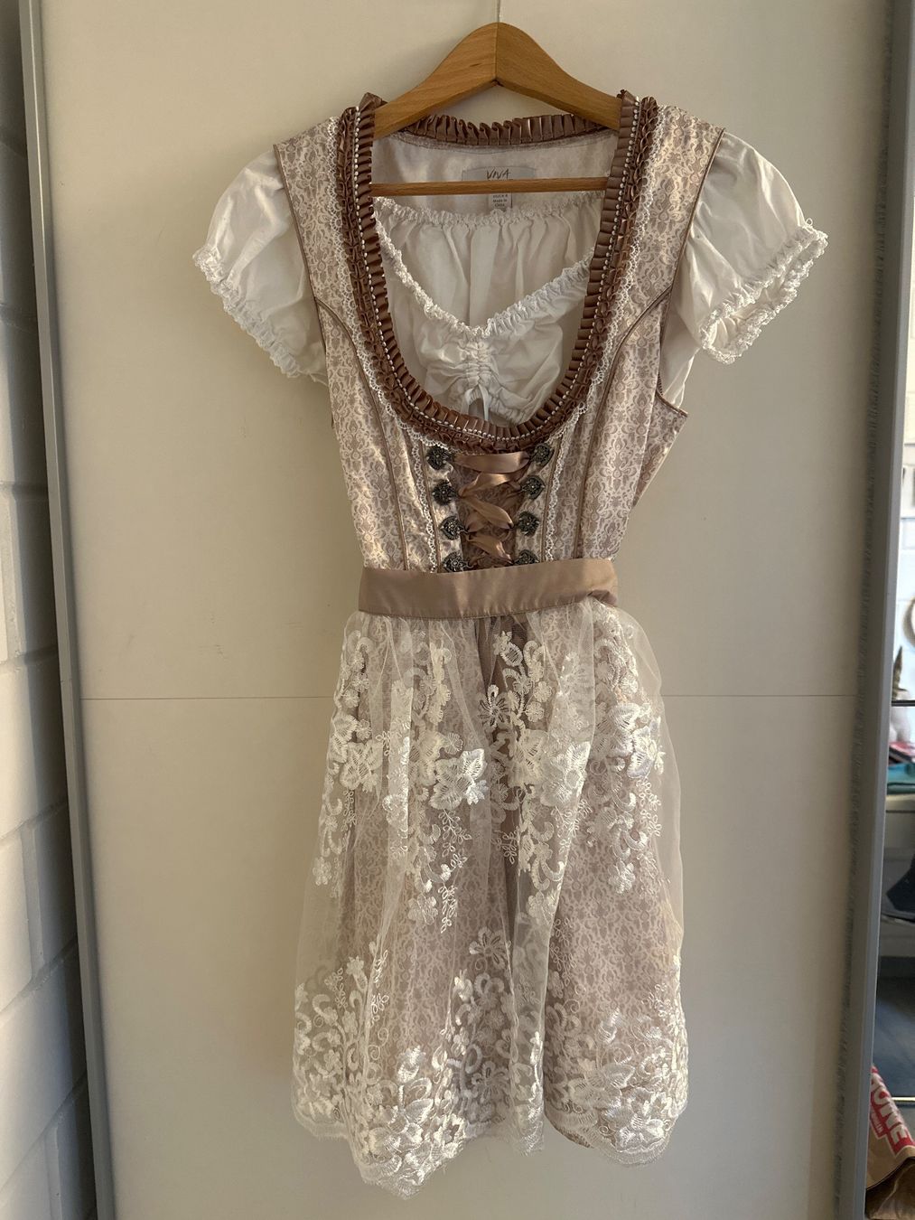 Robes: Dirndl Grösse 38 beige – D'occasion à Biel-Benken BL par doefi26
