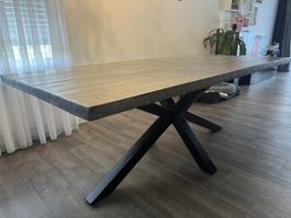 Massiver Esstisch mit Metallgestell