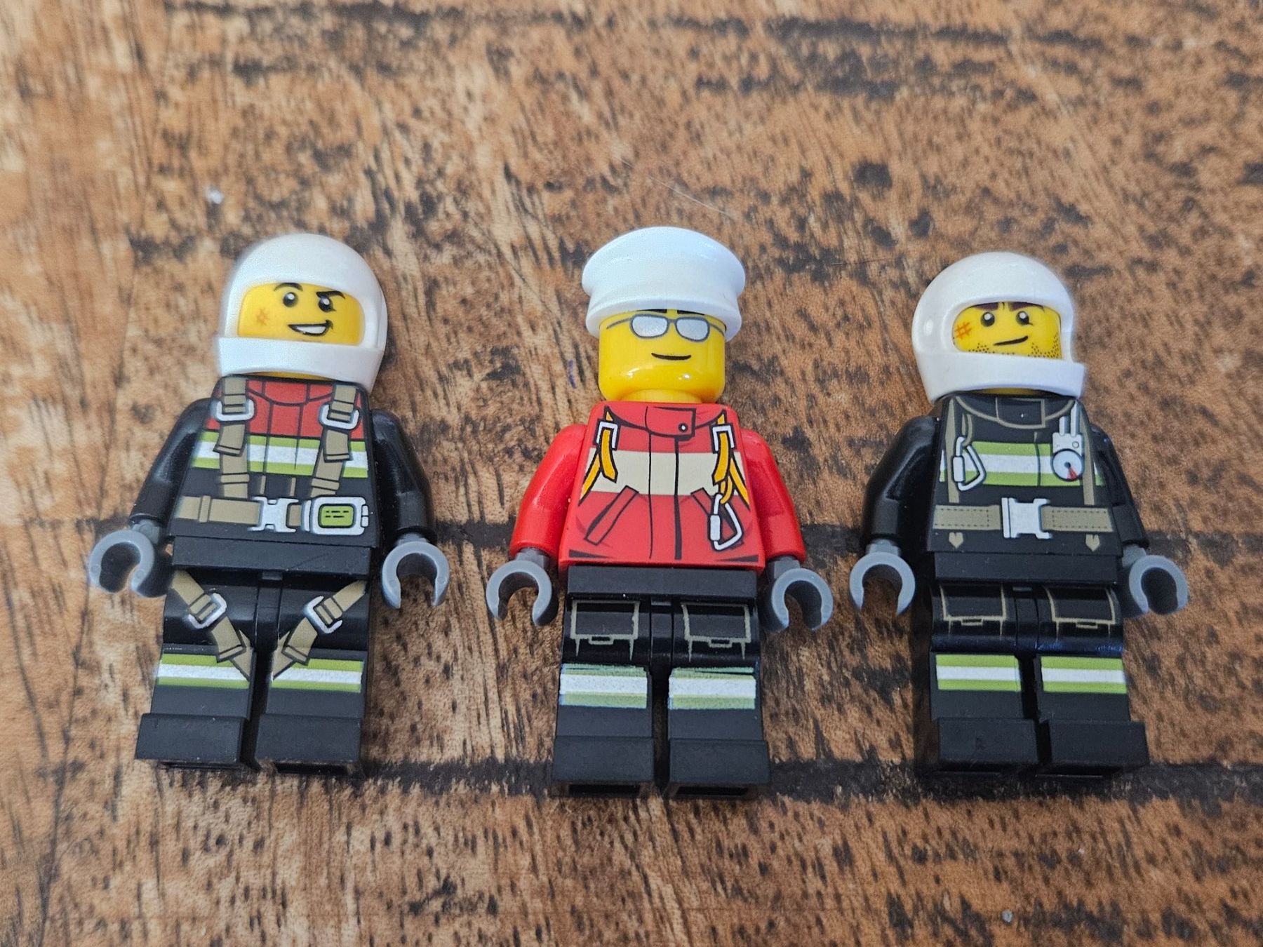 Lego Kit di costruzioni: lego lot de 3 figurines – Usato da Confignon venduto da Ecrofigs