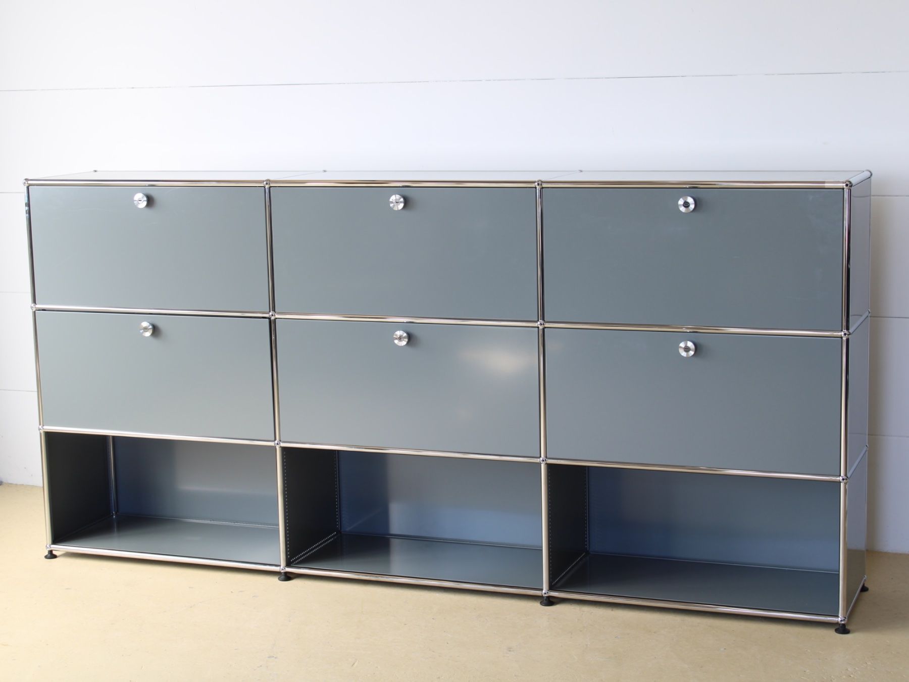 USM Cassettiere: USM Sideboard in Mittelgrau, Lieferung möglich – Usato da Meinisberg venduto da atelier_TILIJA