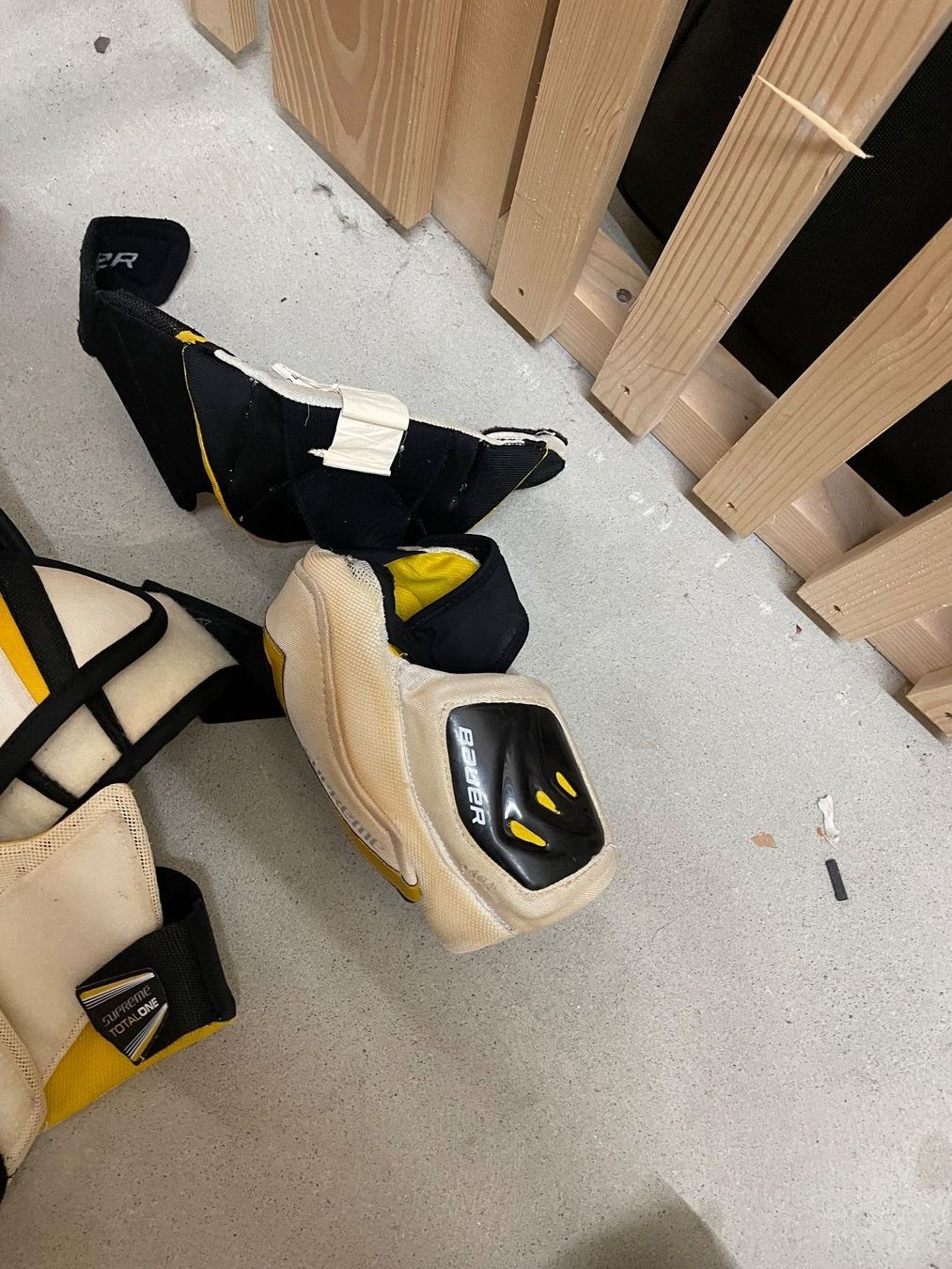 Schutz & Schoner: Eishockey Ausrüstung – Gebraucht aus Winterthur von  5