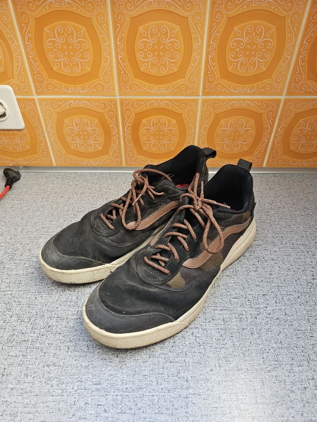 Vans Scarpe da uomo: Vans in schwarz mit Camomuster – Usato da Siselen BE venduto da Janik_98