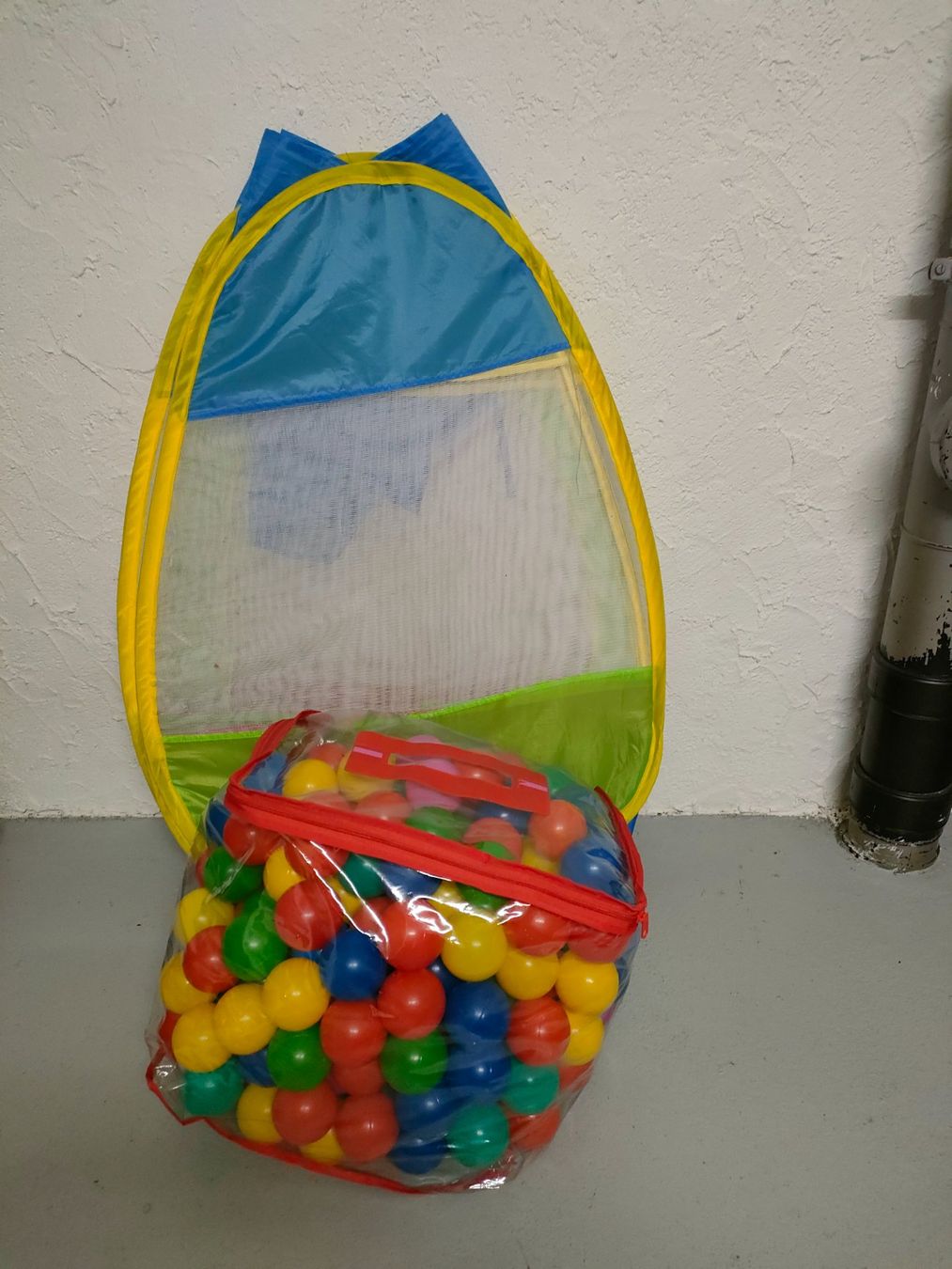 Alri letti & mobili per bambini: Kinderspielzelt mit Bällen / Bällelibad – Usato da Oberentfelden venduto da Chanko 1