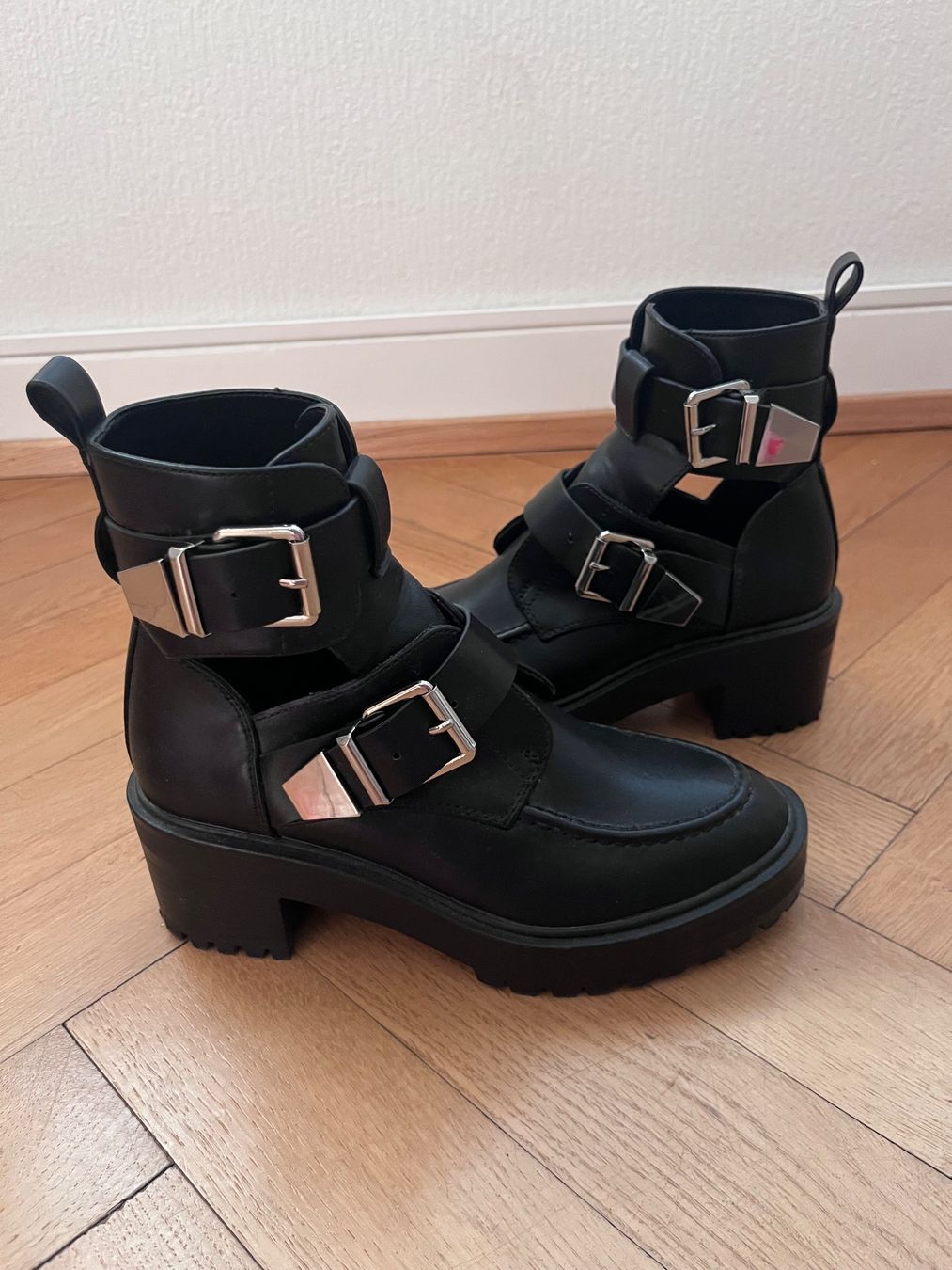 Damenschuhe: Cowboy-/Bikerstiefelette mit cut-outs Gr. 36 – Neu (gemäss Beschreibung) aus Basel von Nath-