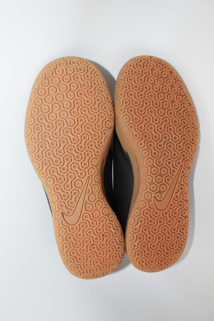 Nike Scarpe per ragazzi: Chaussures de footbal Nike taille env. 33 - 34 – Usato da Peseux venduto da Gilloss 4