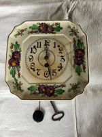 Antike defekte Wanduhr