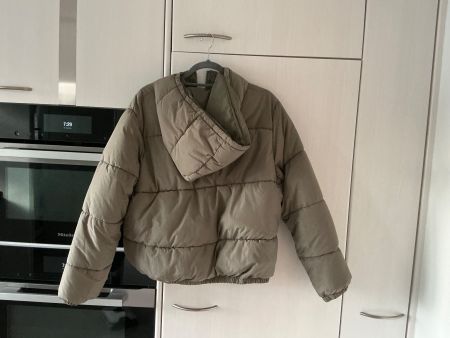 Trendige Khaki Puffer Jacke - Ideal für den Winter! Gr.M