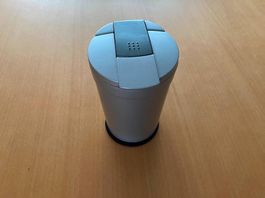 Magnet-Aschenbecher mit Beleuchtung, gedacht fürs Auto.