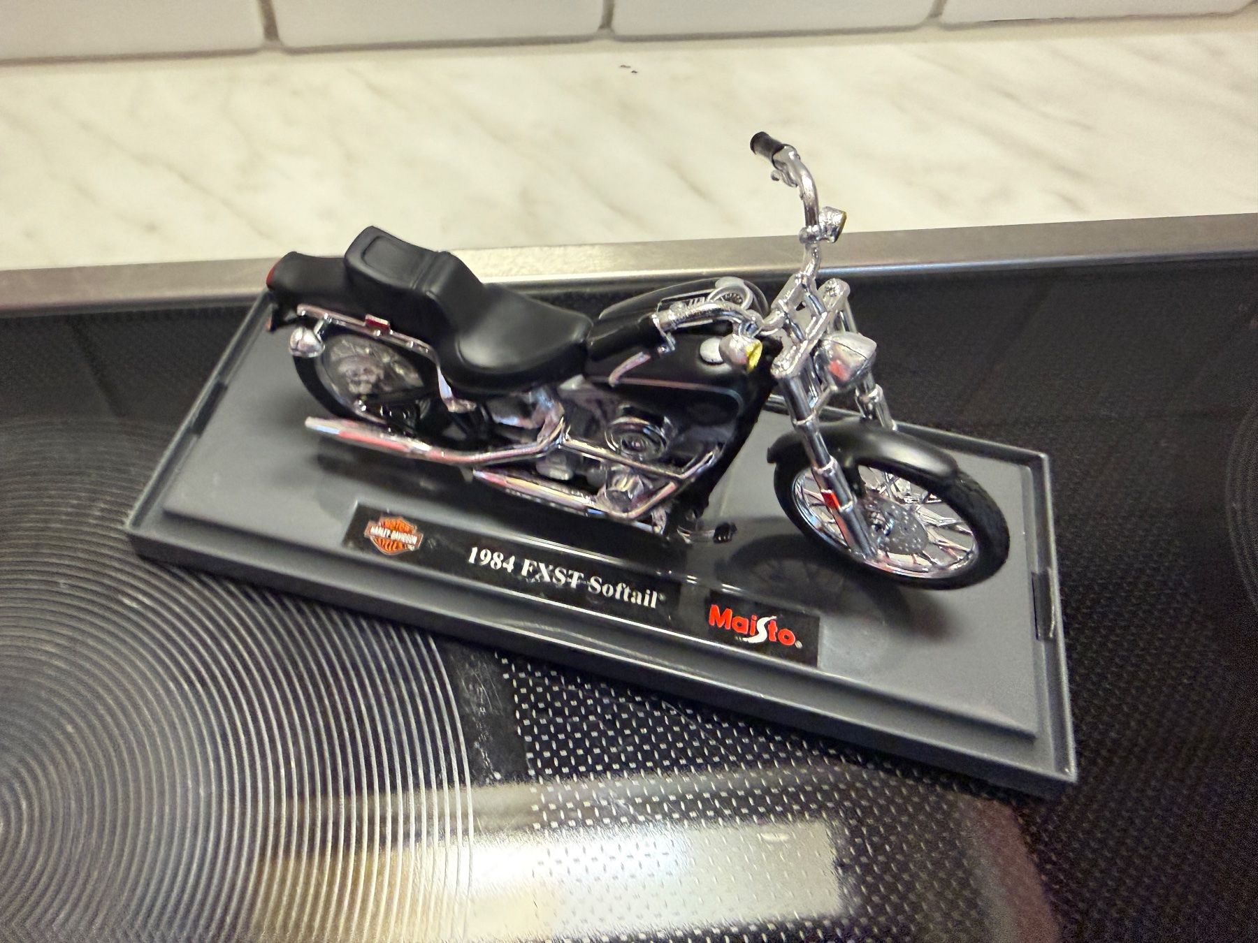 Maisto Modellini d'auto: Harley Davidson 1984 FXST Softail 1/18 – Nuovo e nell'imballaggio originale da Messen venduto da Versber 2
