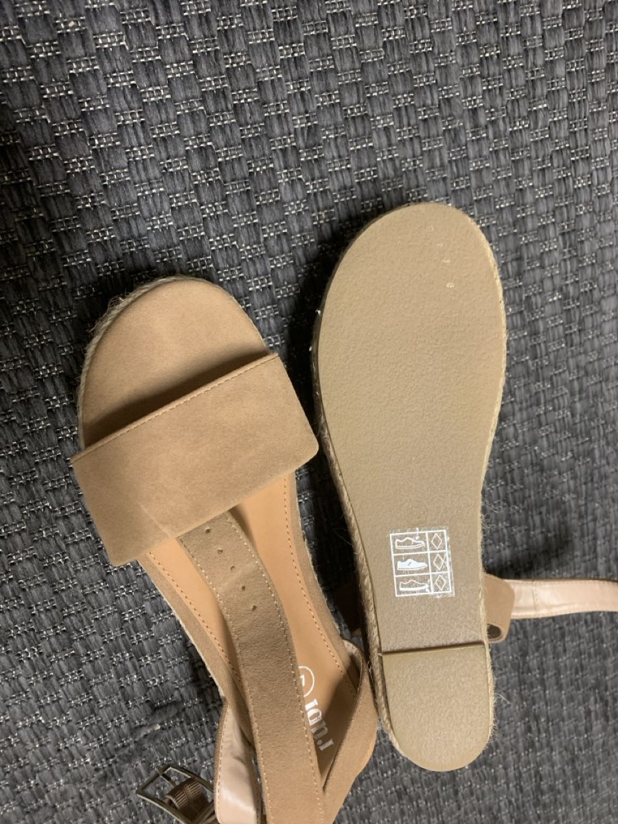 Scarpe da donna: Sandalen gr 37 dunkelbeige neuu – Usato da Bad Zurzach venduto da Cuore34 2