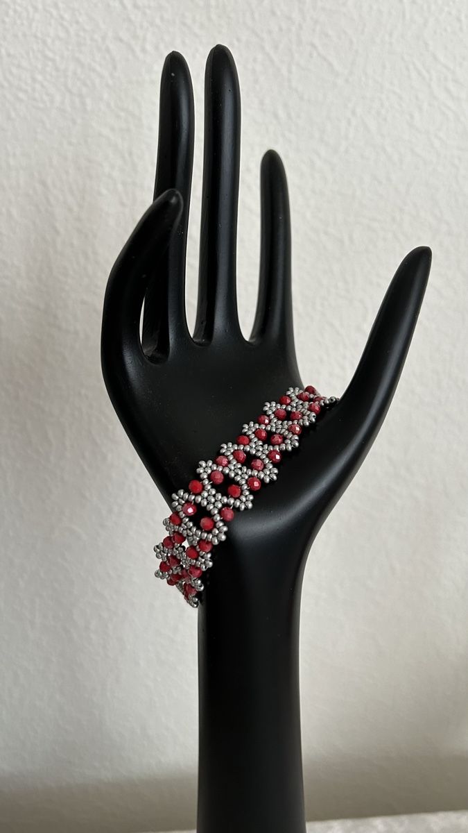 Bracciali & Braccialetti: Schickes Perlenarmband, rot-silber, Handarbeit – Nuovo (secondo la descrizione) da Ettiswil venduto da nat_9vgc