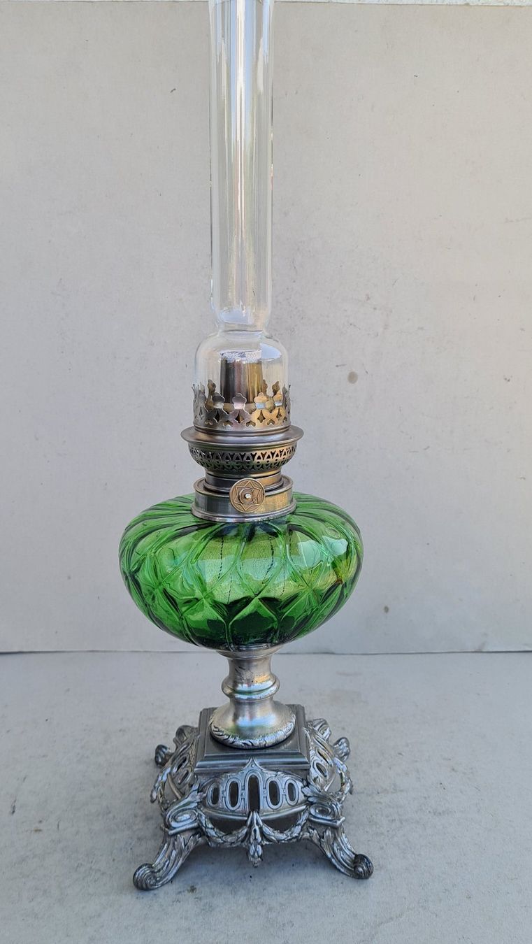 Lampade: Alte versilberte Petrollampe mit grünem Glasbehälter um 1900 – Usato da Frasnacht venduto da Carawill