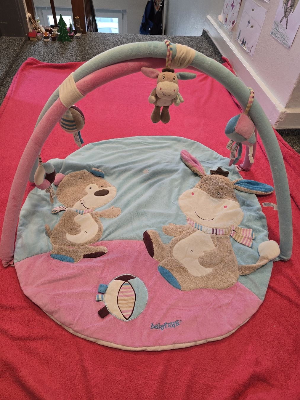 Tappeto da gioco: Babyspielbogen mit Figuren,Geräusche,Glocken  – Usato da Seon venduto da brusselbaer