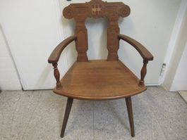 Antike Wappen-Stabelle / Massivholz-Sessel (ca. 1890–1920)