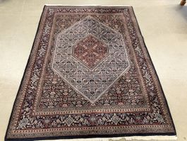Orientteppich mit floralem Muster blau rot guter Zustand