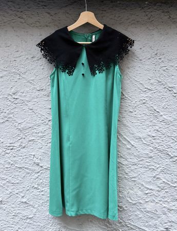 Kleid grün mit schwarzem Spitzenkragen Sweewe Paris