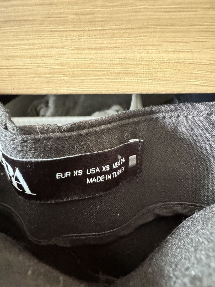 Pantaloni: Black Zara shorts xs – Usato da Zürich venduto da Lovelyperfumes 1