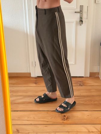 Braune Stoffhose mit Seitenstreifen