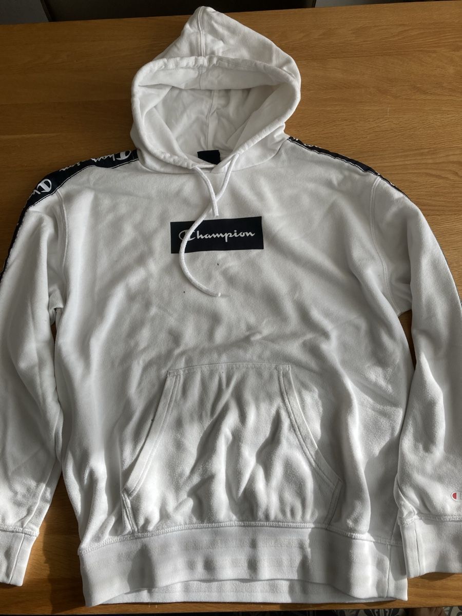 Champion Pullover & Sweatshirts: Champion - Sweat blanc taille M / 14ans – Gebraucht aus Zürich von sushitwiceaweek