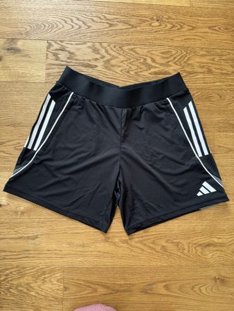 ⚽️ ADIDAS Damen Sport Shorts schwarz Gr. S – NEU