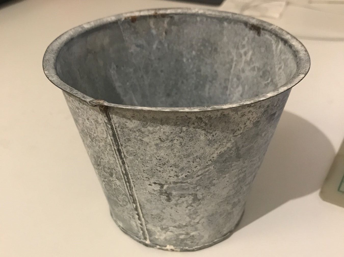 Vasi per fiori: Cachepot aus Blech – Usato da Guntershausen venduto da Gloominati
