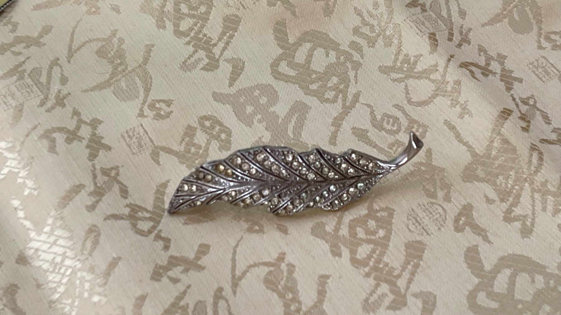 Swarovski Spille & Fermagli: Brosche Baumblatt Metall Kristalle – Nuovo (secondo la descrizione) da Kölliken venduto da Prscoo 3