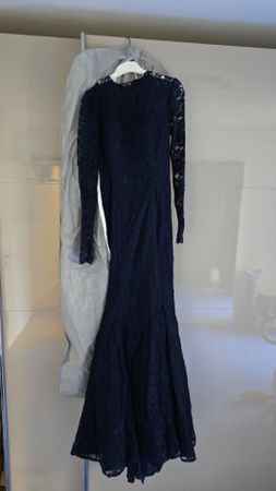 Dunkelblaues Spitzenkleid - Perfekt für Festanlässe ?