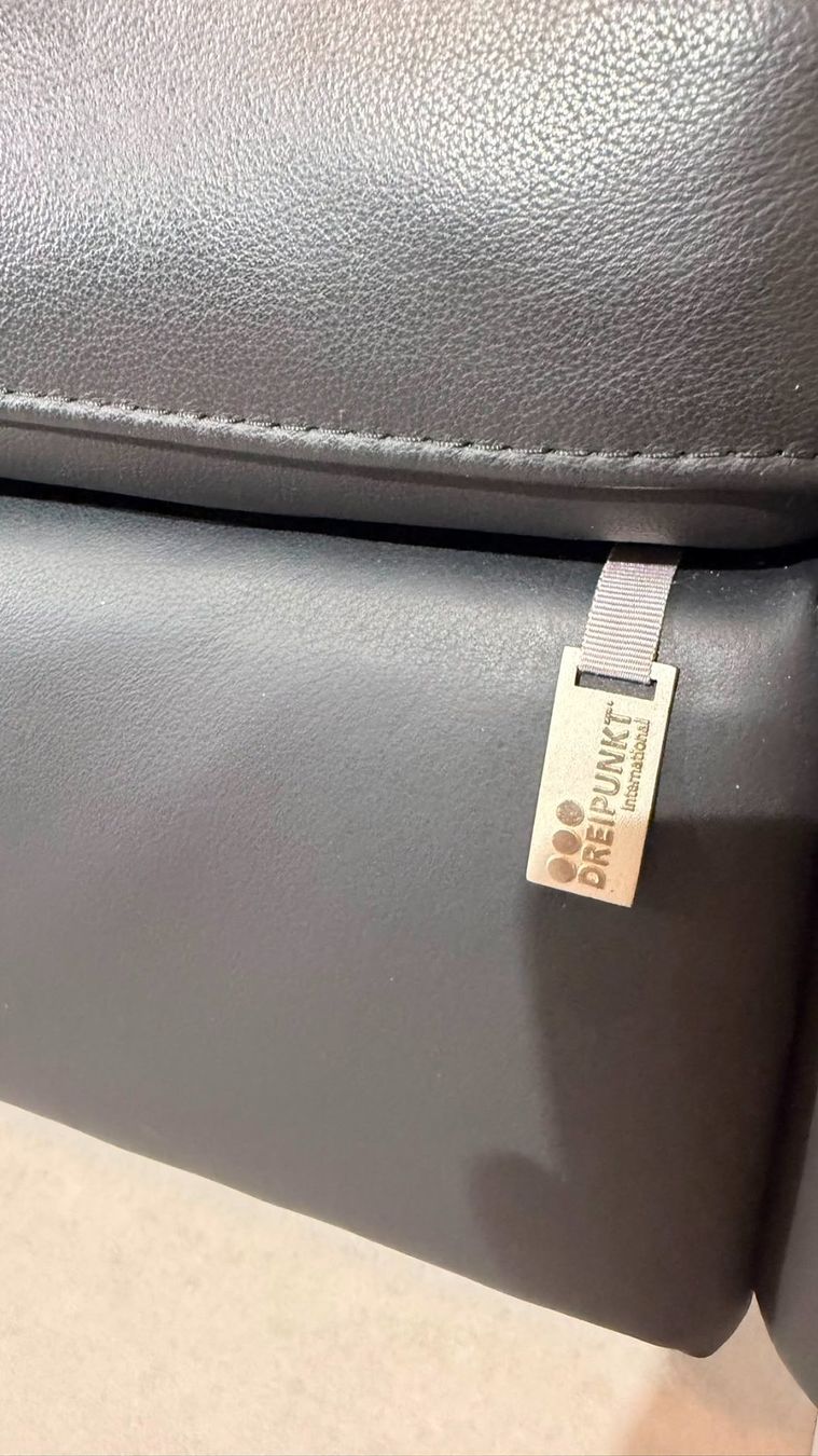 Sofas: Dreipunkt Design Sofa aus schwarzem Leder 2-Sitzer – Gebraucht aus Rickenbach ZH von Der-Insider 2