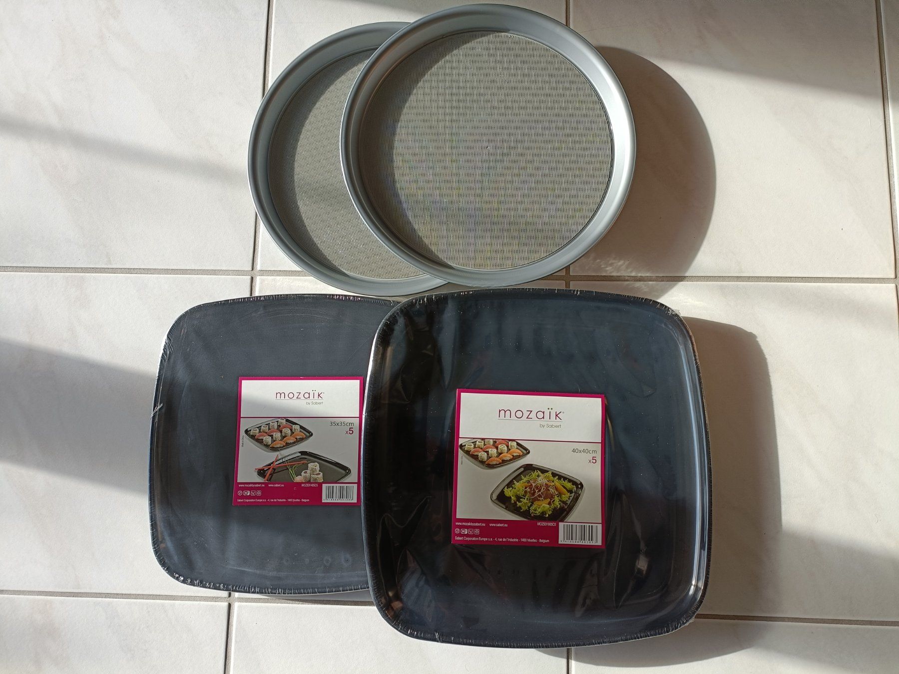 Set di piatti: 2 Serviertabletts und 2 x 5 Servierplatten – Nuovo e nell'imballaggio originale da Niederwil AG venduto da Eksternenberg