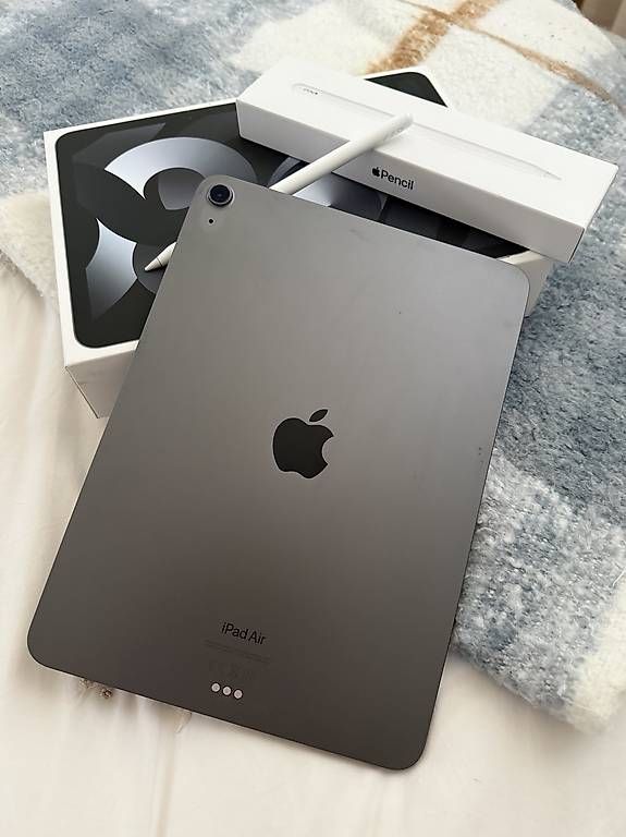 Tablet PC: Bundle iPad Air 5 + Logitech Combo Touch + Apple Pencil 2 – Usato da Pazzallo venduto da FbSmnr