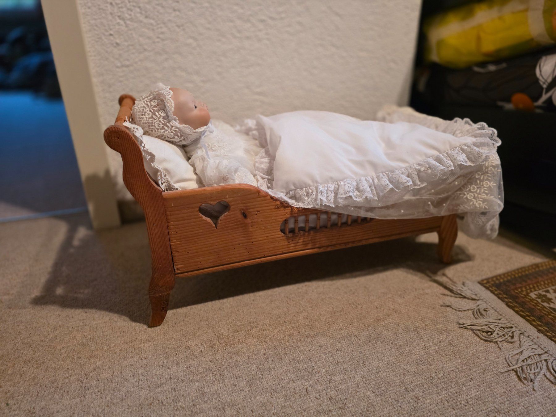 Puppen: Puppe im Holzbett – Gebraucht aus Sargans von barbsch 1