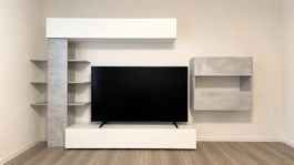 Wohnwand in Weiss-Beton Optik