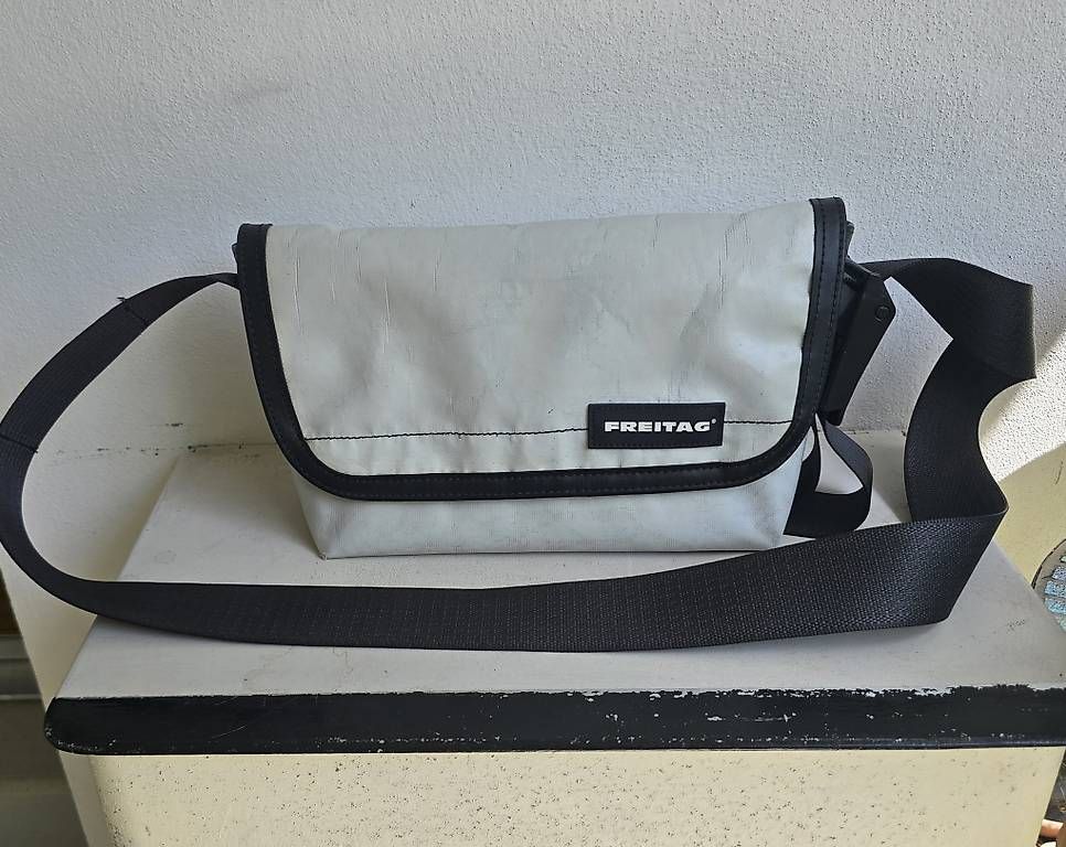Freitag Sacs: Freitag Tasche F41 HAWAII FIVE-0 Hellgrau – D'occasion à Bern par Lepidoptera11