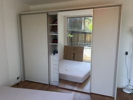 Schwebetürenschrank mit Spiegel Fronten grau