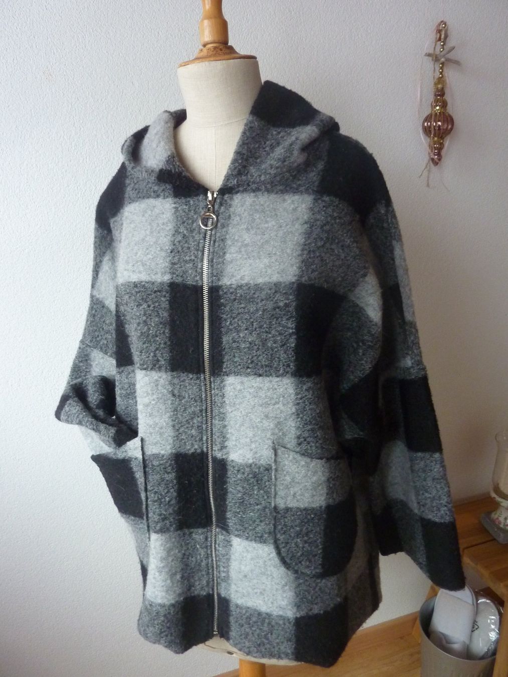 Giacche: Jacke mit Kapuze, Karro Look,  one Size – Usato da Waldstatt venduto da Kananaskis1 1