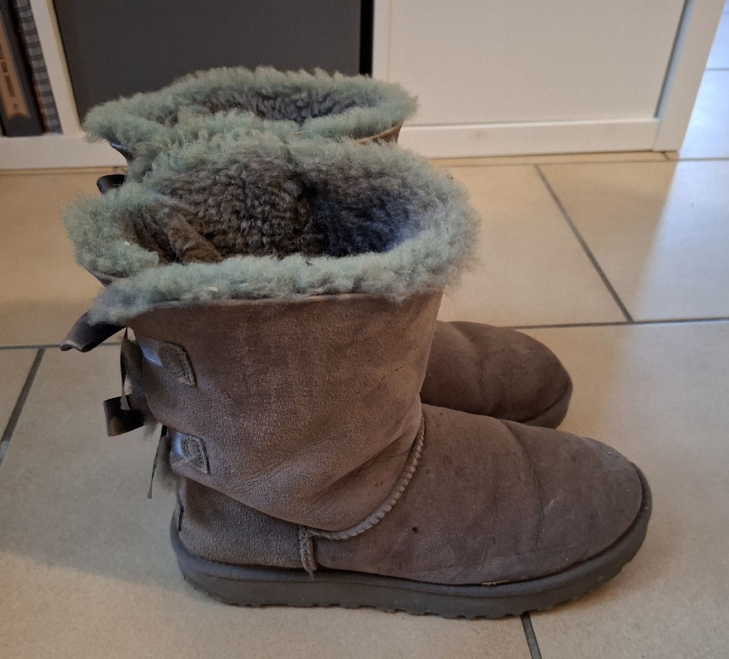 Ugg Damenschuhe: UGG Bailey Bow – Gebraucht aus Arnex-sur-Orbe von kprt