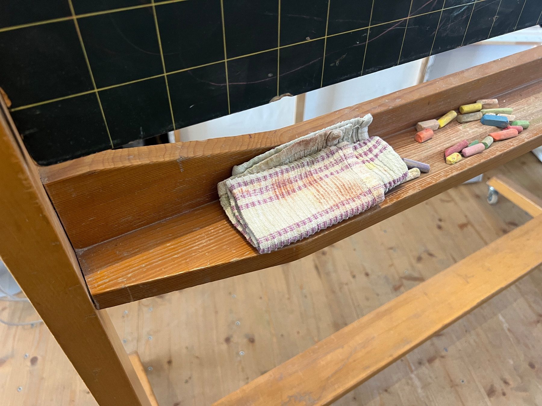 Lavagne: Schulwandtafel alt auf Räder – Usato da Zürich venduto da Octopus-275 4