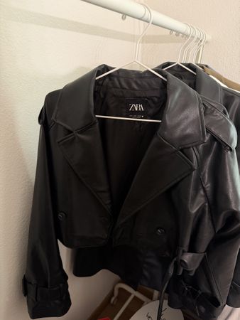 Kurze Jacke Zara Kunstleder schwarz Grösse M 
