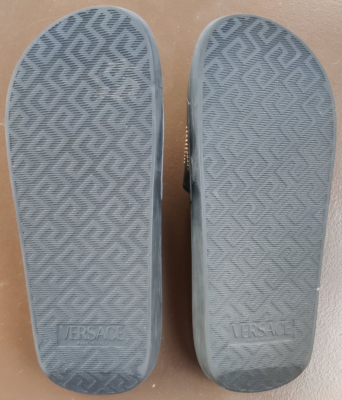 Versace Scarpe da uomo: Versace Pool Slides (Schwarz, G. 40) – Usato da Zürich venduto da dal_64sr 2