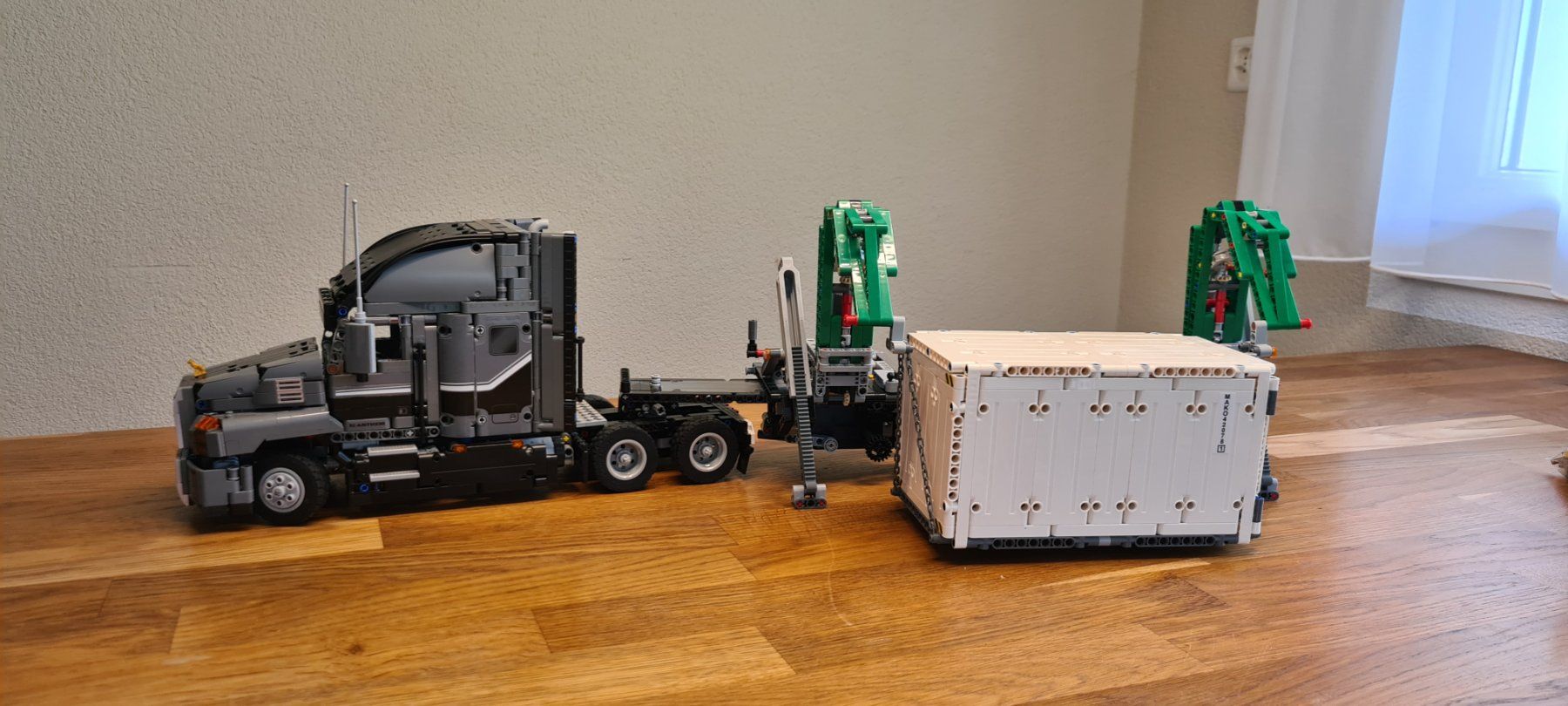 Kit di modellismo & Modellini statici: LEGO Technic Mack Anthem mit Container-Auflieger – Usato da Lauerz venduto da toni.betschart