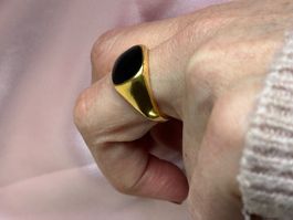 Goldener Ring mit schwarzem Stein RETRO (64)