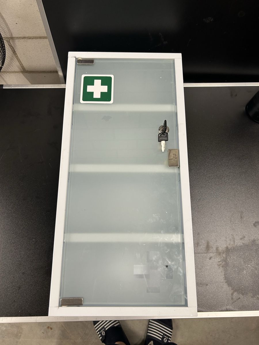 Verbandkästen: Apothekerschrank – Gebraucht aus Buchs ZH von SegerLegende