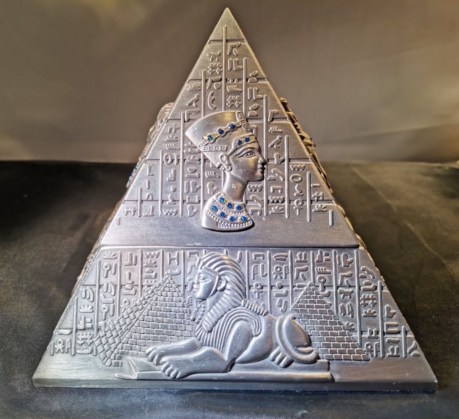 Aschenbecher: Pyramiden-Aschenbecher – stilvoll & einzigartig – Gebraucht aus Suhr von Brocki-Suhr